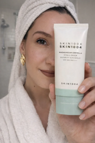 Nerea López mostrando Skin1004 Madagascar Centella Hyalu-Oxica Water-Fit Sun Serum SPF50 en primer plano, cuidado e hidratación facial.