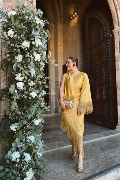 Nuria Gutiérrez creadora de UGC posando frente a un arco antiguo, vestida elegante y mostrando su estilo lifestyle.