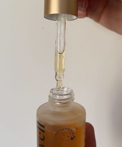 Sheila Vivas usando The Powernap Serum de Bewell, demostrando su rutina de cuidado facial para una piel radiante.