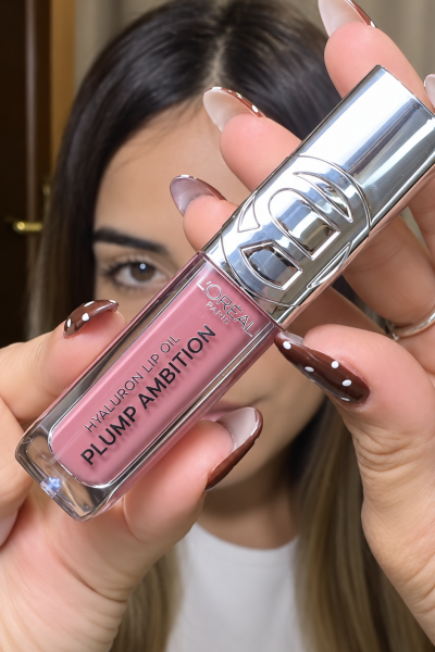 Miriam Abad mostrando Plump Ambition Hyaluron Lip Oil de L’Oréal Paris | Agencia Brilla Influencers.