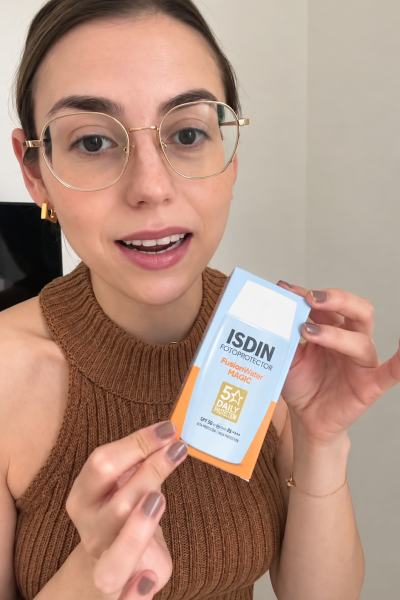 Cristina Llopart mostrando el fotoprotector ISDIN Fusion Water Magic SPF 50 | Agencia Brilla Influencers.
