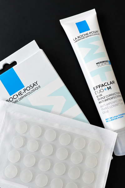 Cristina Llopart mostrando productos Effaclar de La Roche-Posay para el cuidado de la piel | Agencia Brilla Influencers.