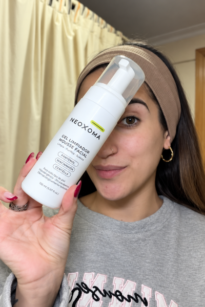 Miriam Abad mostrando el gel limpiador mousse facial de NEOXOMA | Agencia Brilla Influencers.