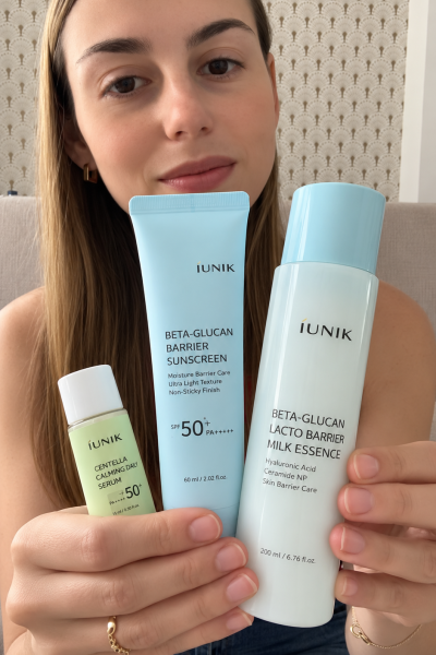 Cristina Llopart mostrando productos de skincare iUNIK para el cuidado facial | Agencia Brilla Influencers.