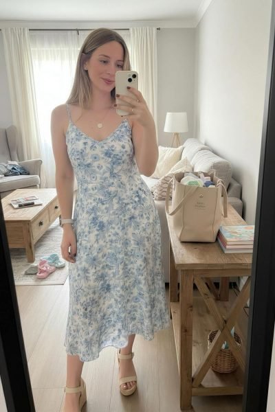 Sandra posando con un vestido floral, en colaboración con la Agencia de Marketing Digital Brilla Influencers y Comunicación