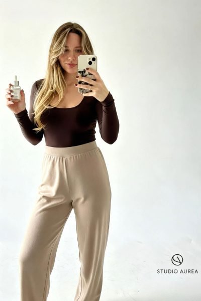 Sandra Cortes mostrando un serum de belleza, en colaboración con la Agencia de Marketing Digital Brilla Influencers y Comunicación