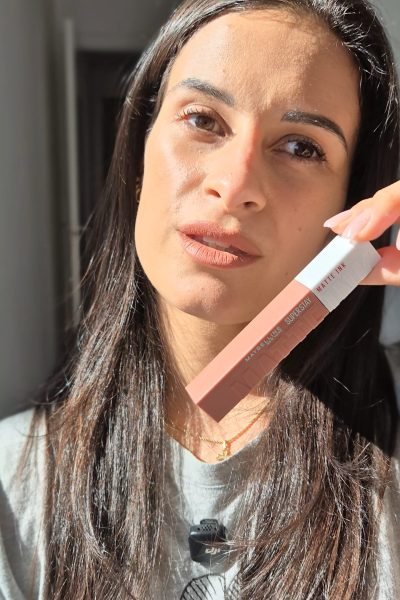 Sara Barrio mostrando productos de cuidado facial y cosmética, creadora de UGC especializada en belleza, lifestyle y tecnología.
