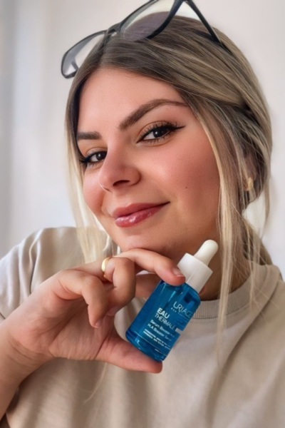 Sara Orbaneja mostrando un serum de cuidado facial, creadora de UGC especializada en maternidad y lifestyle.
