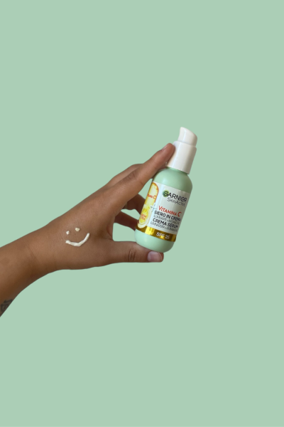 Sara Orbaneja sostiene el Sérum Vitamina C de Garnier SkinActive en su mano, aplicando una pequeña cantidad sobre su piel, mostrando su rutina de skincare.