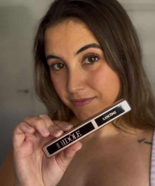Sheila Vivas mostrando el rímel Lancôme Idôle para unas pestañas largas y definidas.