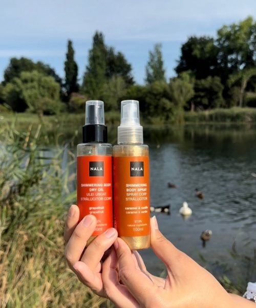 Sheila Vivas sosteniendo productos NALA, rodeada de naturaleza, mostrando cómo cuidar la piel al aire libre.