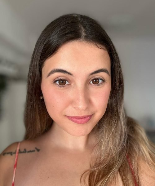Sheila Vivas, influencer UGC de Brilla Influencers y Comunicación, con una expresión natural y fresca, mostrando su estilo auténtico