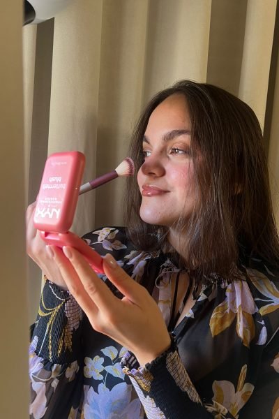 Shirley Herrera aplicando maquillaje natural frente a espejo