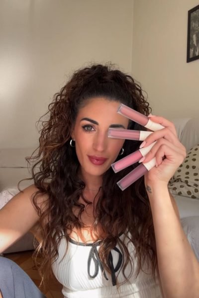 Soraya Fernández mostrando productos de maquillaje en primer plano, influencer de belleza.
