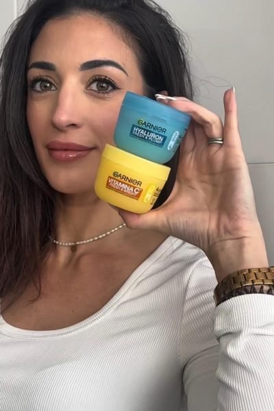 Soraya Fernández mostrando cremas Garnier Vitamina C e Hyaluron Fresh & Plump, creadora de contenido beauty.
