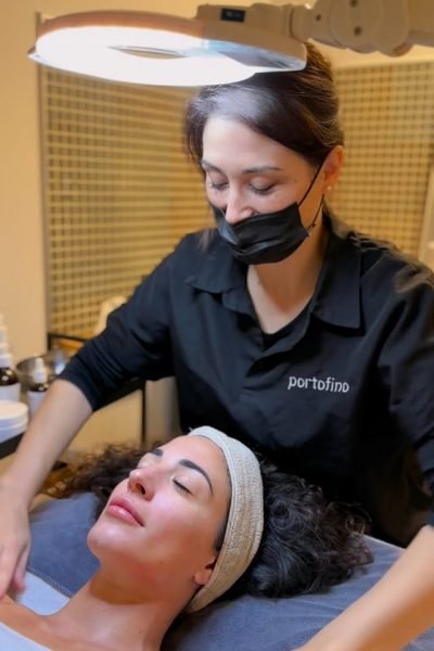 UGC Soraya Fernández creadora de contenido beauty y bienestar mostrando tratamiento facial en centro de estética para redes sociales