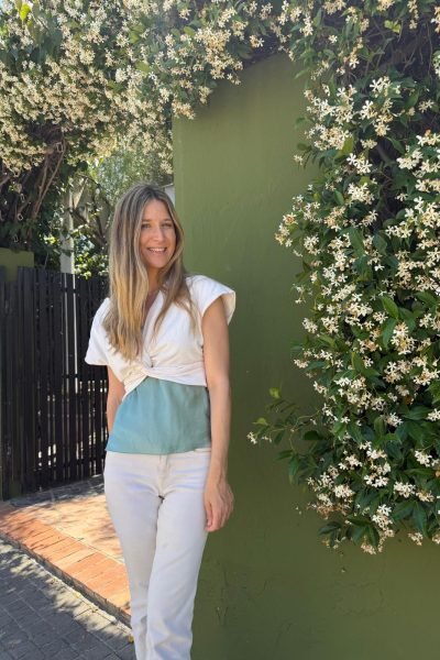 Thais García Más, creadora UGC, posando junto a flores y vegetación con un look casual y natural | Agencia Brilla Influencers
