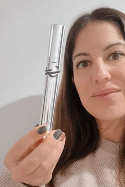 Verónica Parra mostrando producto de belleza YSL, creadora de contenido UGC