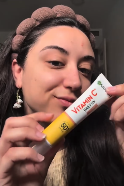Influencer UGC Yaiza Sánchez mostrando Garnier Natural Bronzer y serum facial – Agencia Brilla.
